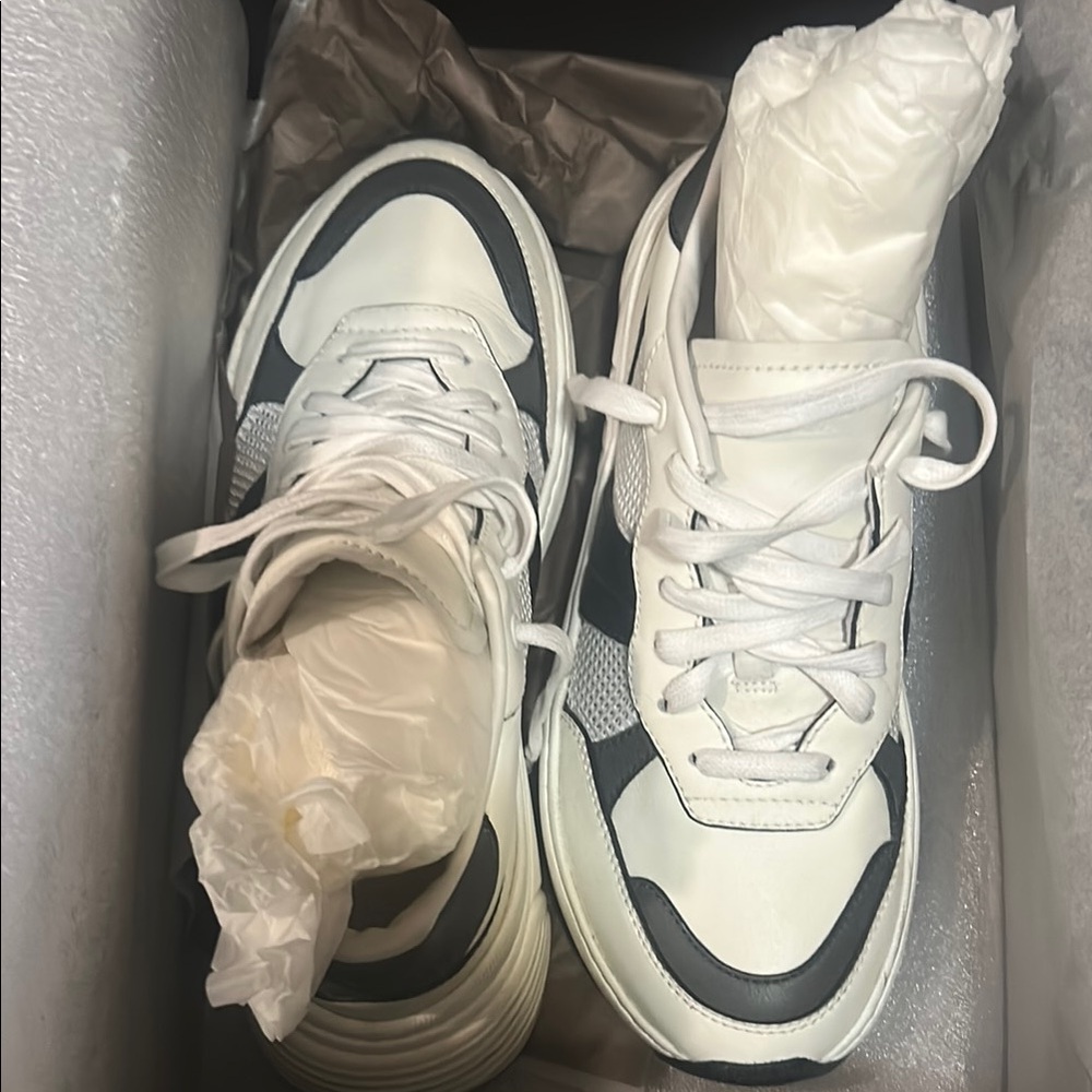 Bottega Veneta Black and white leather sneakers